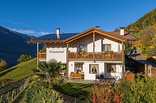 Vacanze estive a Scena: sole, aria di montagna e giornate rilassanti nel nostro maso con vista.