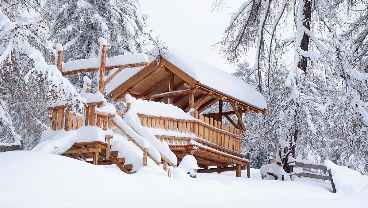 Parco giochi per bambini in veste invernale