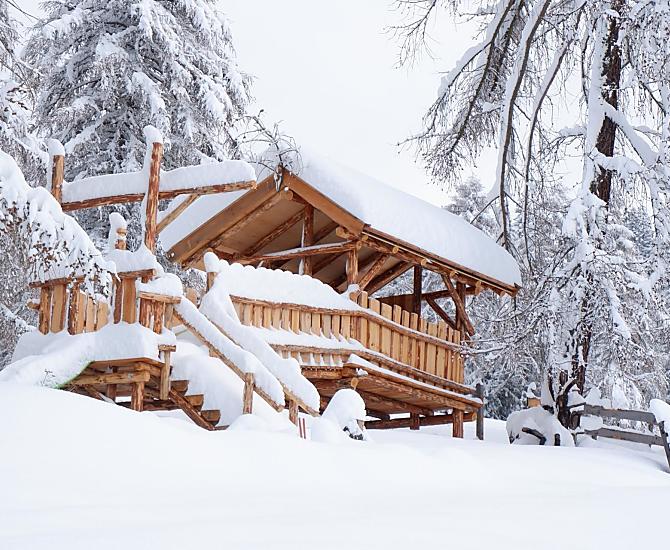 Parco giochi per bambini in veste invernale
