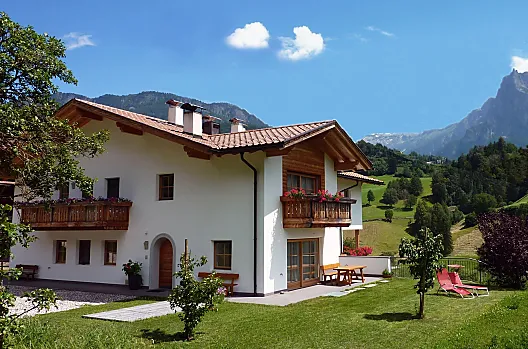 Il nostro maso si trova in posizione molto soleggiata, tranquilla e immersa nel verde. Godetevi la splendida vista sullo Sciliar e sull’Alpe di Siusi.
