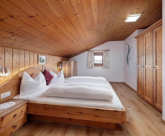 Schlafzimmer aus massivem Zirbelholz und neuem Holzboden.