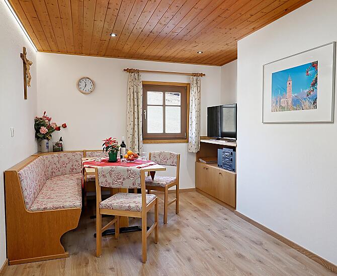 Wohnraum mit Essecke und Holzboden 