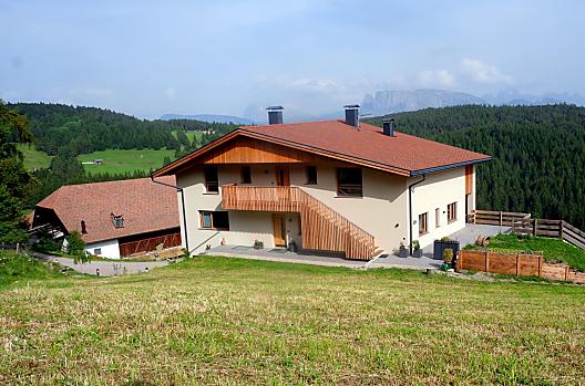 Il nostro maso sul Renon, sopra Bolzano, situato in prati di larici protetti e nel centro dell'area escursionistica del Corno del Renon.