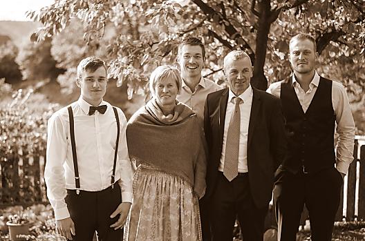 La famiglia Fink, contadini di montagna, vive con gioia e lavora con dedizione al Wolfhof e al Laerchhof.