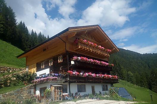 La casa contadina del Niederhaus con i nuovi attici. Due balconi invitano a godere della vista delle montagne circostanti.