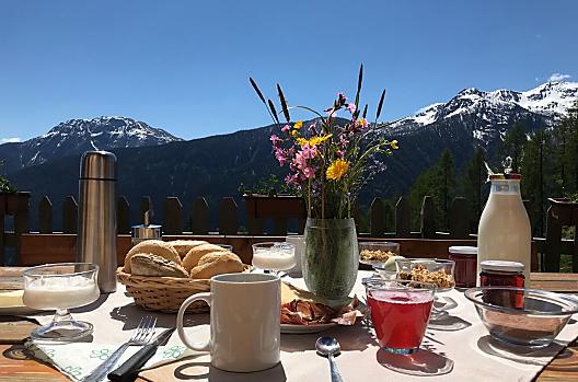 Colazione all'aperto, circondati da montagne e aria fresca.