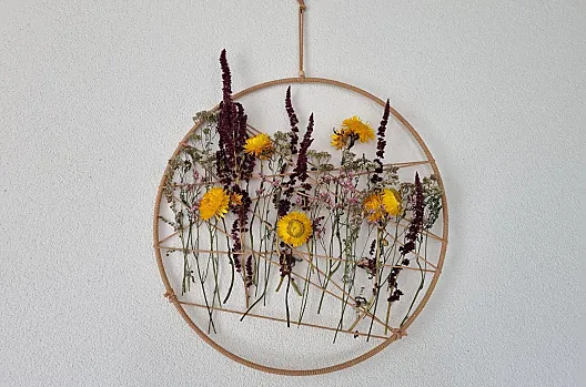 Decorazione murale fatta a mano con fiori di campo e fiori del nostro giardino