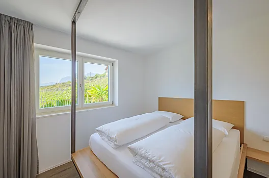 Con vista diretta sui vigneti, i letti sospesi di design garantiscono un eccellente comfort del sonno.