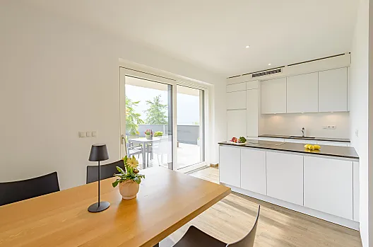 Appartamento vacanze “Mediterran” climatizzato con accesso diretto alla terrazza e al prato prendisole. Parcheggio direttamente accanto all’appartamento.