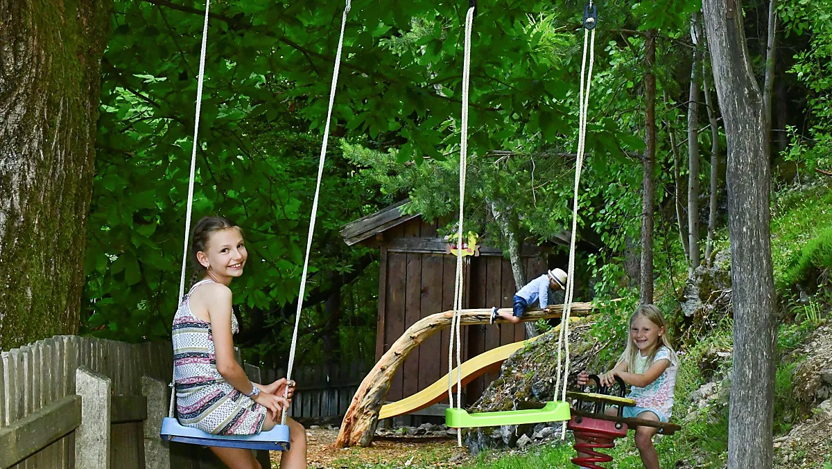 Il nostro parco giochi nel bosco unisce avventura, movimento ed esperienza nella natura.