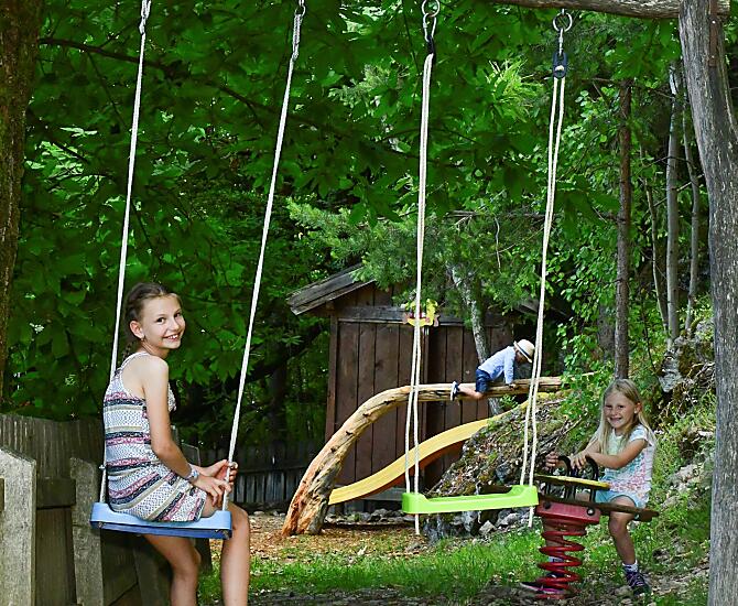Il nostro parco giochi nel bosco unisce avventura, movimento ed esperienza nella natura.