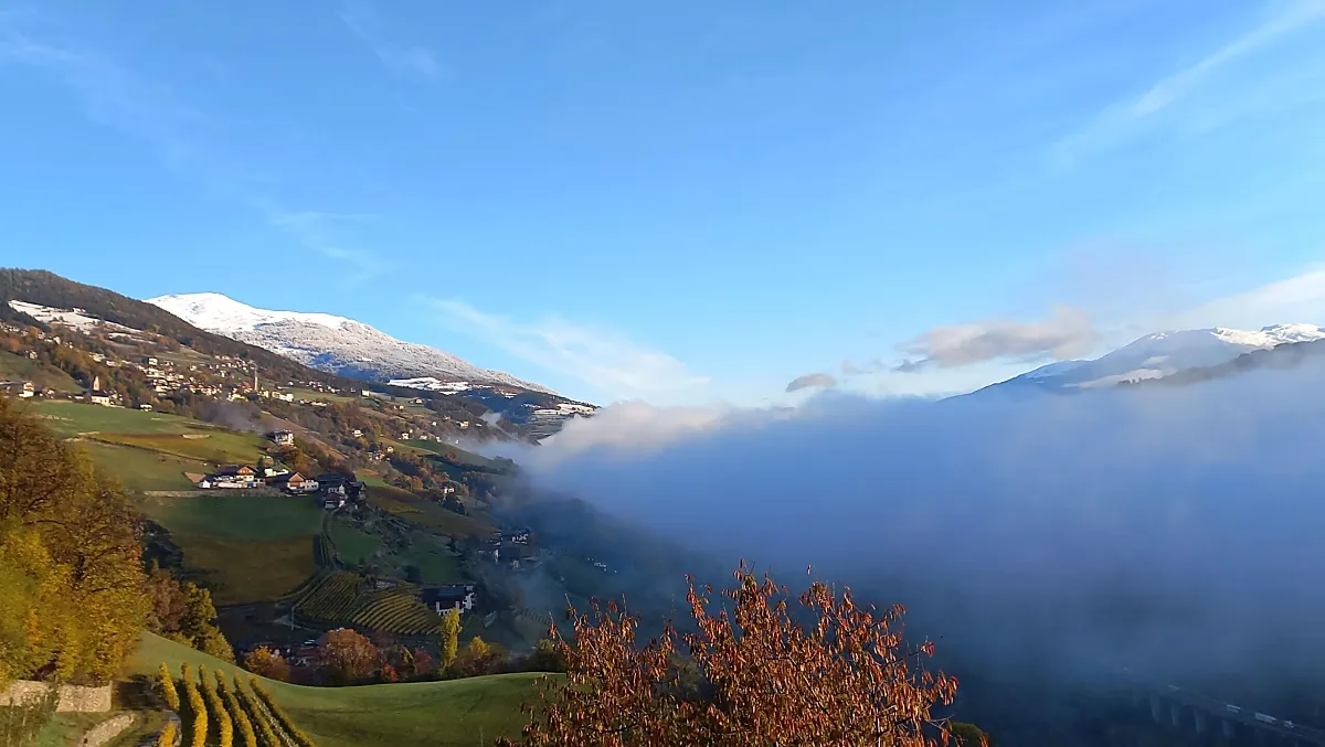 Autunno dorato, cime innevate e paesaggio autunnale variopinto.