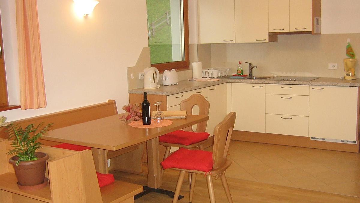 Spaziosa cucina abitabile: questa cucina, luminosa e ben attrezzata, offre ampi spazi e una vista mozzafiato sulle montagne e sulla vallata.