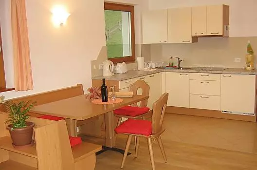Spaziosa cucina abitabile: questa cucina, luminosa e ben attrezzata, offre ampi spazi e una vista mozzafiato sulle montagne e sulla vallata.