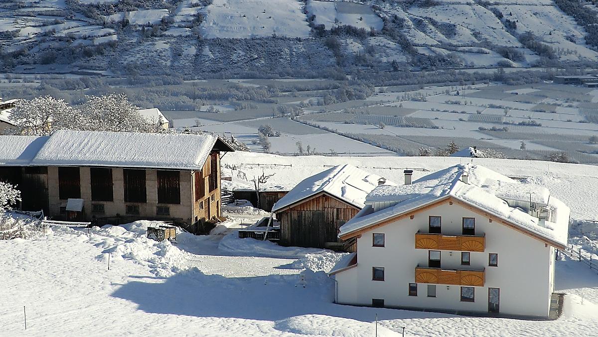 Il nostro splendido maso in un profondo sonno invernale. Da noi puoi respirare aria pura e godere della serenità in un paesaggio incantevole.