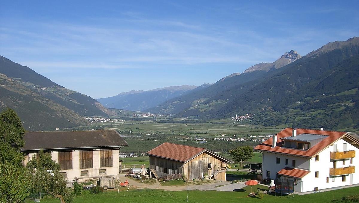 Il nostro maso situato sul magnifico altopiano di "Pinet" regala una vista panoramica sulla Val Venosta. Qui puoi godere di pace e relax.
