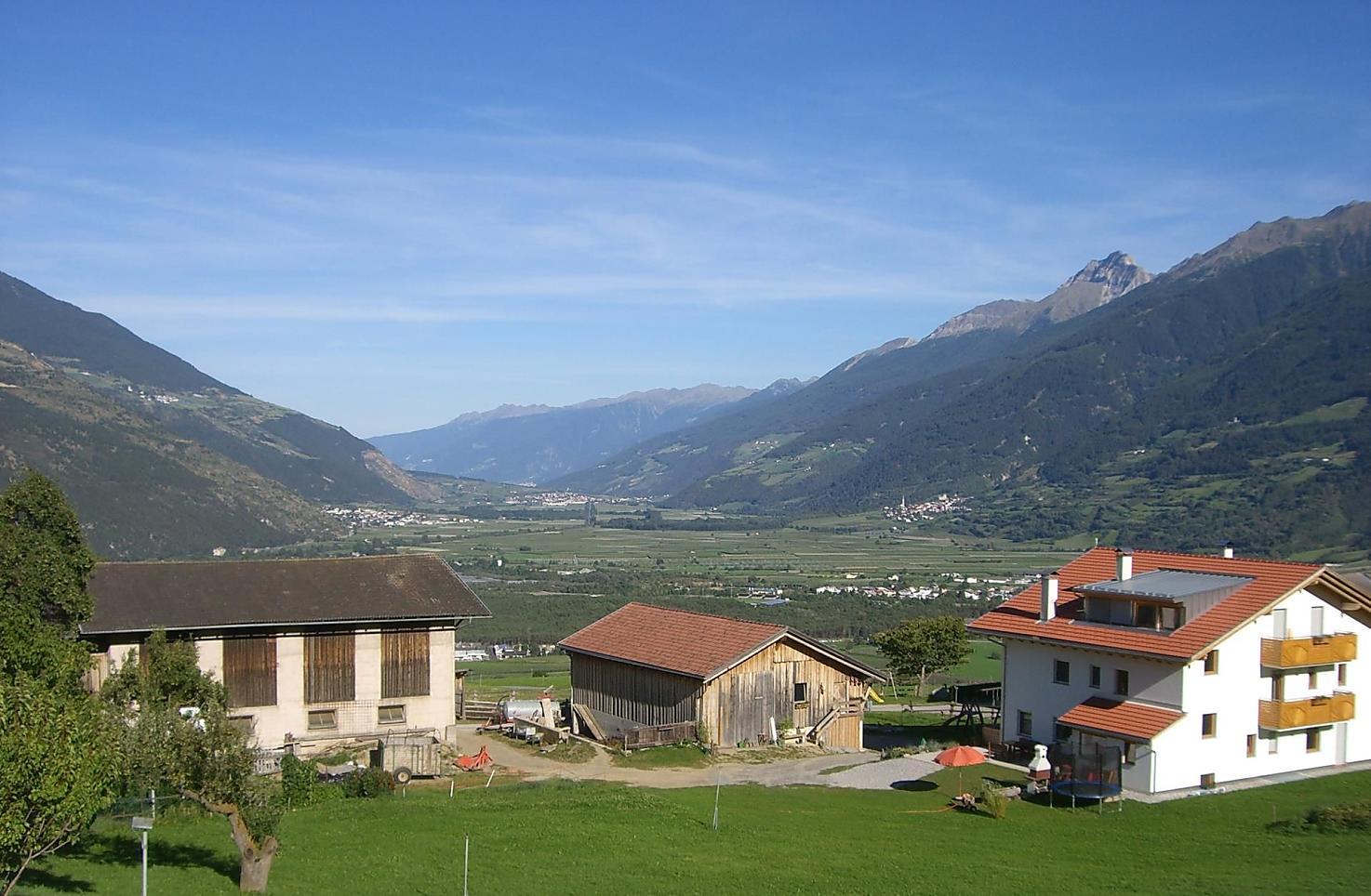 Il nostro maso situato sul magnifico altopiano di "Pinet" regala una vista panoramica sulla Val Venosta. Qui puoi godere di pace e relax.