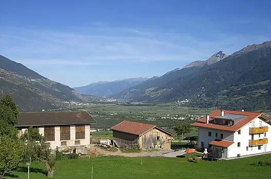 Il nostro maso situato sul magnifico altopiano di "Pinet" regala una vista panoramica sulla Val Venosta. Qui puoi godere di pace e relax.
