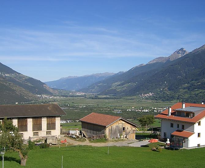 Il nostro maso situato sul magnifico altopiano di "Pinet" regala una vista panoramica sulla Val Venosta. Qui puoi godere di pace e relax.