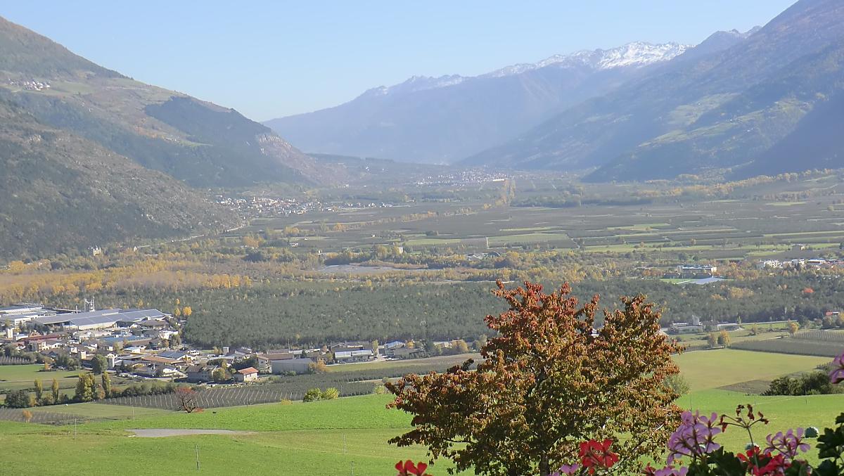 La vista mozzafiato dal maso sulla splendida Val Venosta è unica in ogni stagione e invita a fermarsi e godere del panorama.