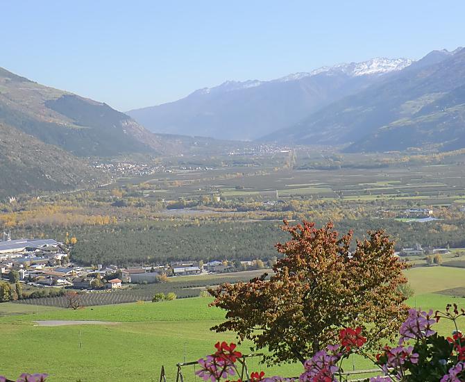 La vista mozzafiato dal maso sulla splendida Val Venosta è unica in ogni stagione e invita a fermarsi e godere del panorama.