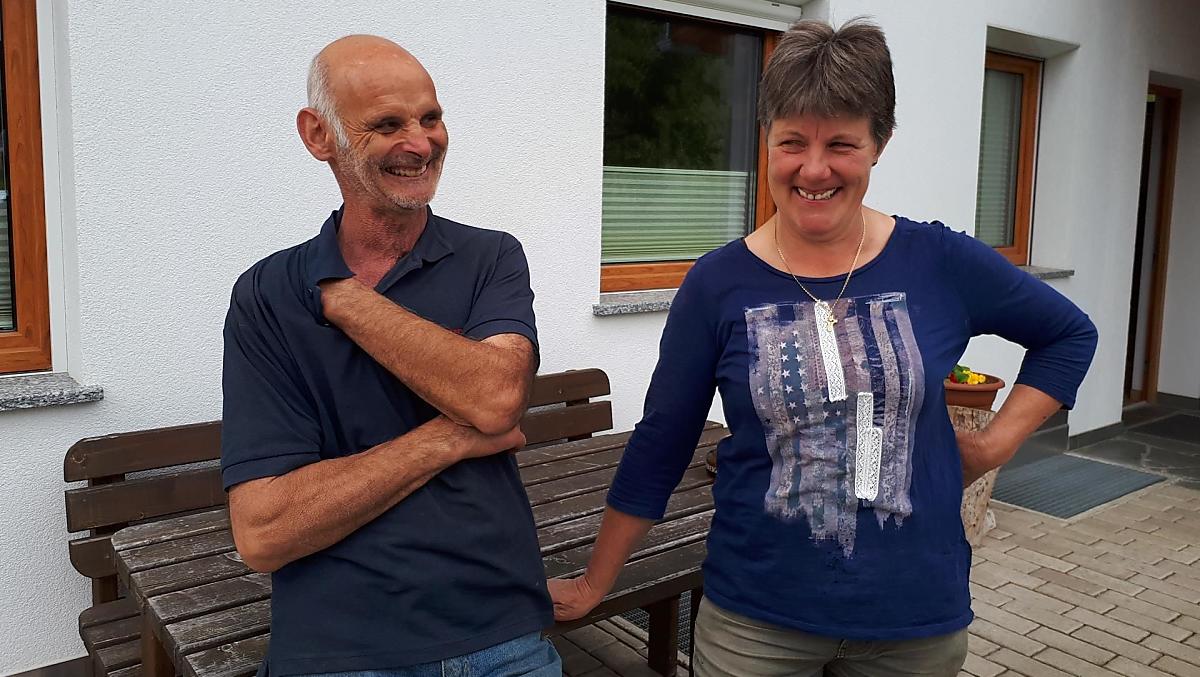 Il contadino Anton e la contadina Monika sono felici di accogliere gli ospiti nel loro maso.