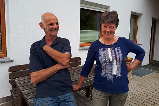 Il contadino Anton e la contadina Monika sono felici di accogliere gli ospiti nel loro maso.