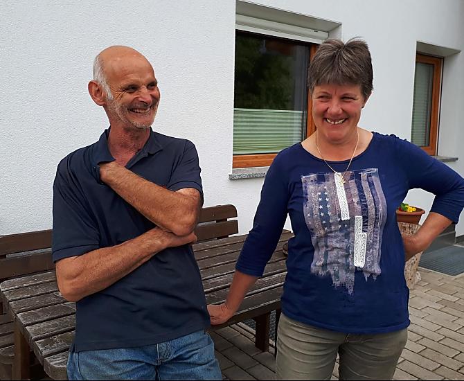 Il contadino Anton e la contadina Monika sono felici di accogliere gli ospiti nel loro maso.
