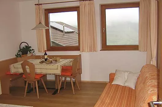 Knusse eethoek: Tijdens het gezamenlijke eten in de grote woonkeuken kan door de vele ramen van het prachtige uitzicht genoten worden.