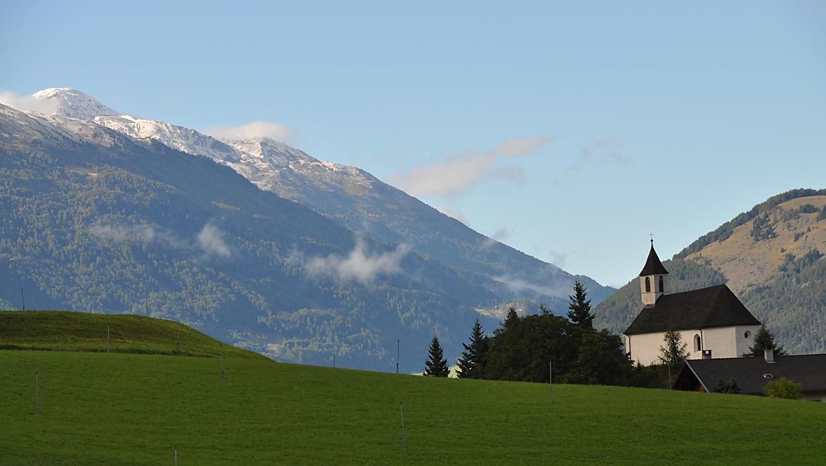 Una visita imperdibile è la chiesetta di Santa Cristina, raggiungibile con una breve camminata dal maso, da cui si gode di una vista spettacolare.