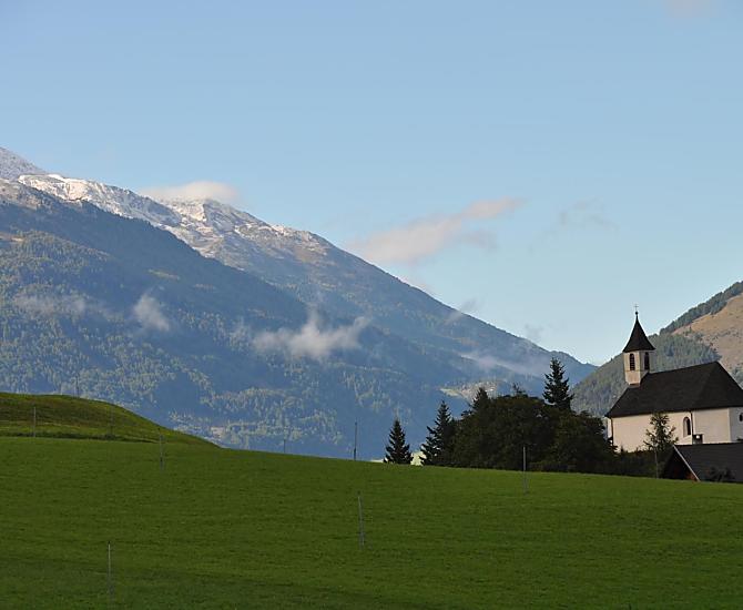 Una visita imperdibile è la chiesetta di Santa Cristina, raggiungibile con una breve camminata dal maso, da cui si gode di una vista spettacolare.