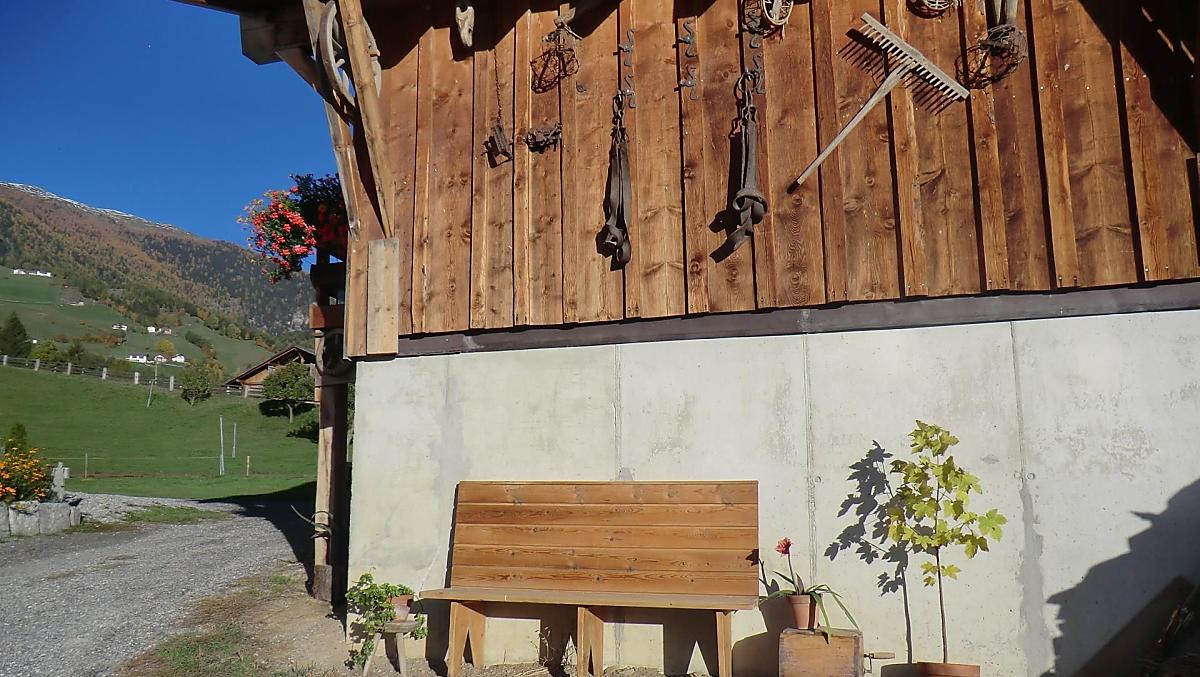 L'accogliente area di sosta al sole è perfetta per rilassarsi e assaporare il piacere del riposo.