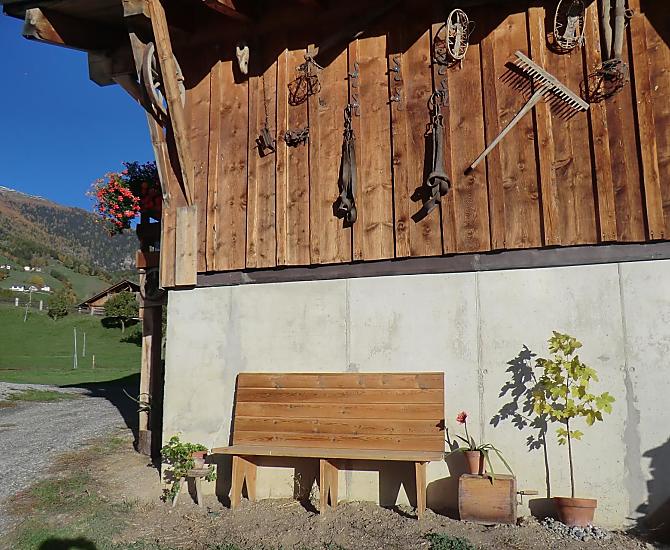 L'accogliente area di sosta al sole è perfetta per rilassarsi e assaporare il piacere del riposo.