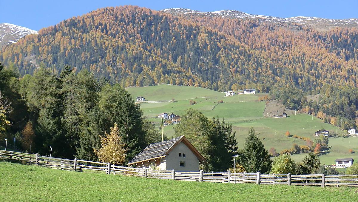 Splendida vista dal nostro maso su Montechiaro Masi. Un'escursione fino a lì, soprattutto in autunno, offre un'esplosione di colori intensi.