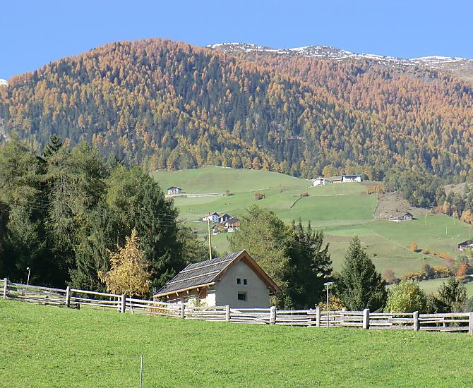 Splendida vista dal nostro maso su Montechiaro Masi. Un'escursione fino a lì, soprattutto in autunno, offre un'esplosione di colori intensi.