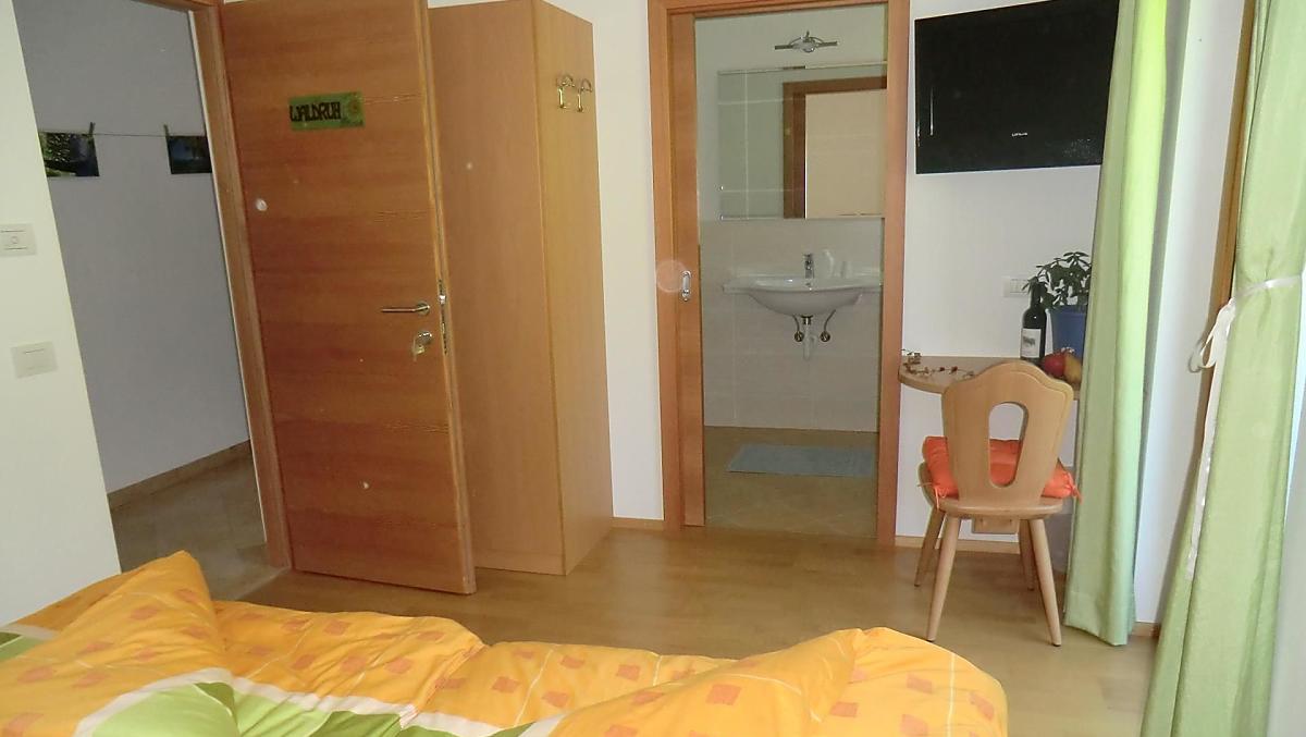 Stanza doppia con bagno privato e balcone. La grande camera luminosa si trova di fronte agli appartamenti ed è abbinabile a loro.