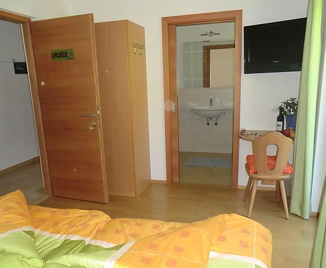 Stanza doppia con bagno privato e balcone. La grande camera luminosa si trova di fronte agli appartamenti ed è abbinabile a loro.