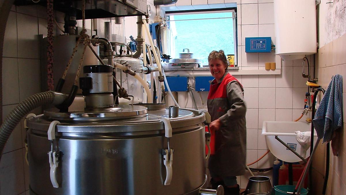 La contadina Monika nella sala del latte dove il latte delle nostre mucche viene conservato e preparato per il trasporto alla centrale di raccolta.