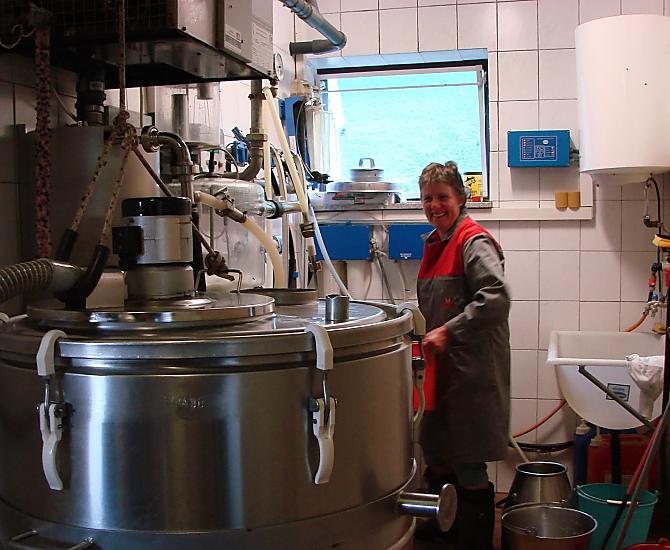 La contadina Monika nella sala del latte dove il latte delle nostre mucche viene conservato e preparato per il trasporto alla centrale di raccolta.