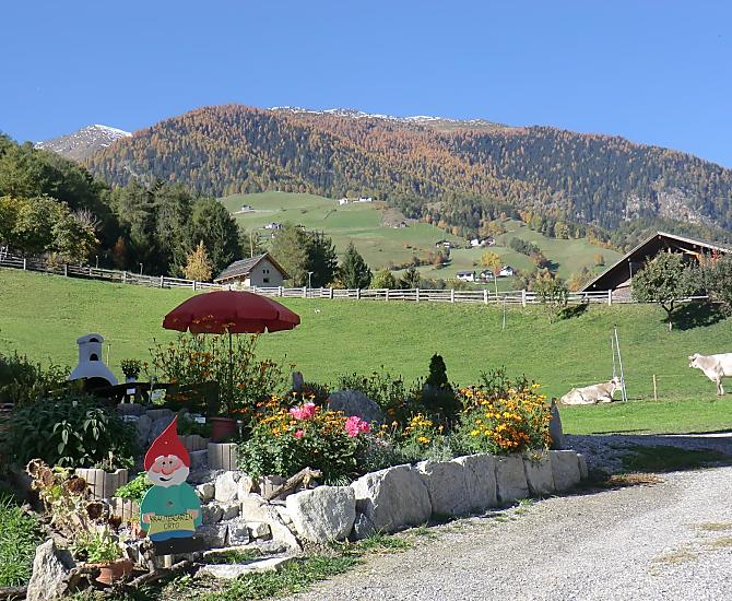 Giardino di erbe aromatiche e area per prendere il sole. Mentre ti rilassi, puoi osservare le mucche, goderti la vista e respirare l'aria pura vicino al bosco.