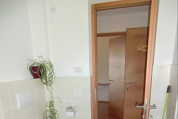 Gemütliches Bad mit Dusche, WC, Bidet, Waschbecken und Fenster, gut eingefügt in die Ferienwohnung.