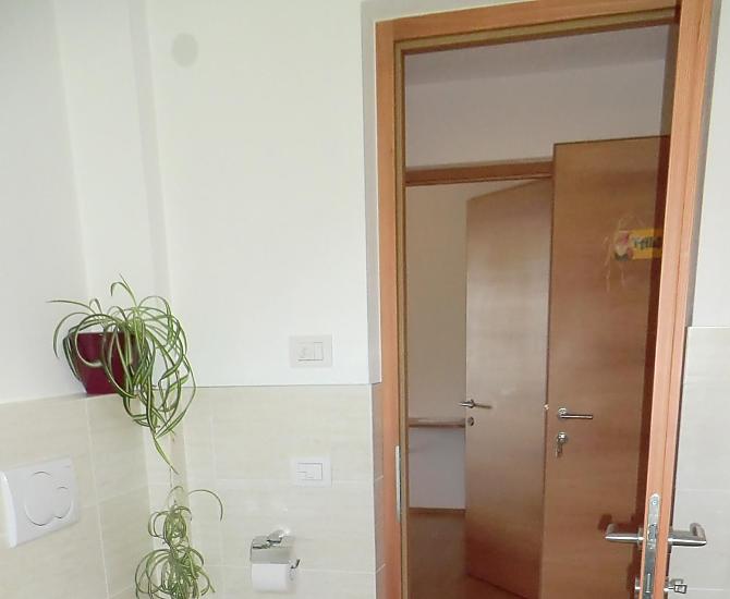Gemütliches Bad mit Dusche, WC, Bidet, Waschbecken und Fenster, gut eingefügt in die Ferienwohnung.