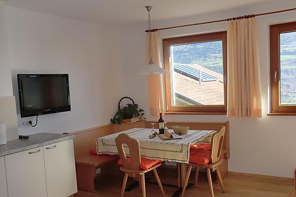 Heimelige Sitzecke mit schönem Ausblick in die Natur und in den weiten Vinschgau.