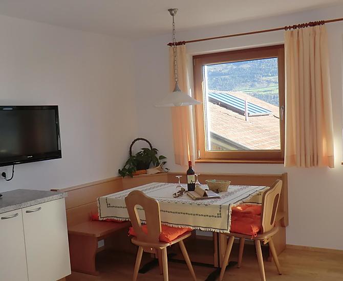 Heimelige Sitzecke mit schönem Ausblick in die Natur und in den weiten Vinschgau.
