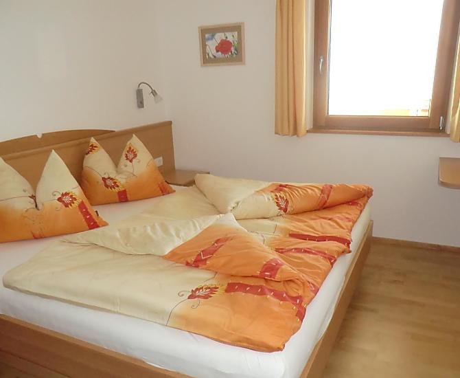Kuscheliges Schlafzimmer mit Fernblick zur Weißkugel (Gletscher).