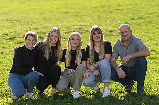 L'agricoltore Klaus e la moglie Beate con le figlie Marie, Magdalena e Petra e la nonna Johanna vi danno il benvenuto.