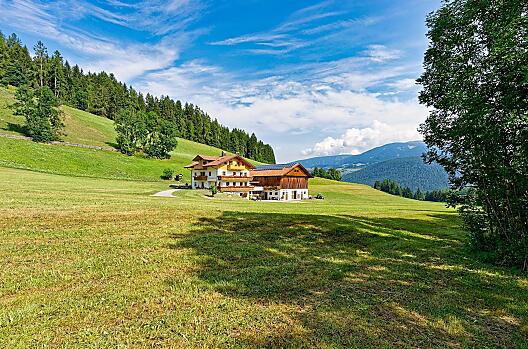Il nostro maso in estate, immersa nel verde.