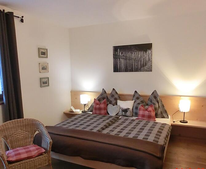 Schlafzimmer mit Doppelbett und Stockbett
