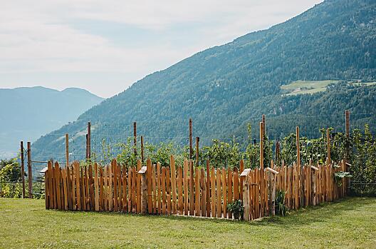 unser Bauerngarten mit traditionellem Lärchenzaun