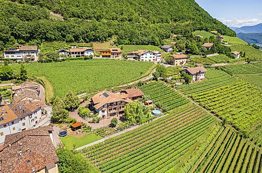 Der Lindenhof am Dorfrand von Kurtatsch an der Südtiroler Weinstraße - umgeben von Weinbergen